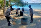 Gotong-Royong-Polres-Trenggalek-Bersihkan-Area-Pantai-Mutiara-Watulimo