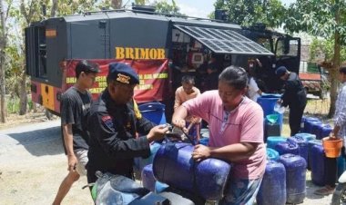 Gunakan-Water-Cannon-Satuan-Brimob-Polda-Jatim-Kirim-Air-Bersih-Untuk-Warga-Ponorogo