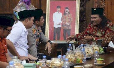 Sampaikan-Pesan-Pemilu-Damai-2024-Kapolres-Tulungagung-Rangkul-Toga-Tomas