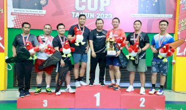 Kapolda-Jatim-Serahkan-Piala-dan-Medali-Kepada-Juara-Badminton-Kapolda-Cup-2023