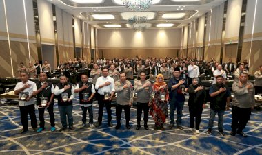 Gelar-Diskusi-Panel-Sinergitas-Polda-Jatim-Bersama-Awak-Media-Siap-Sukseskan-Pemilu-Damai-2024