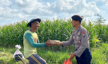 Jumat-Curhat-Polres-Blitar-Patroli-Sambang-Warga-Sambil-Berbagi-Nasi-Kotak