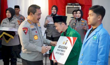 Kunjungan-ke-Riau,-Wakapolri-Silaturahmi-dan-Berikan-Bantuan-Bagi-Mahasiswa-Berprestasi.