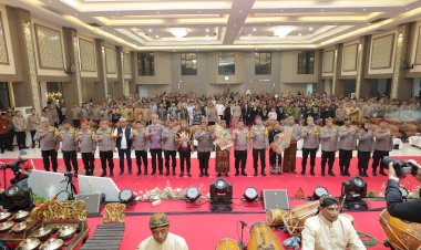 Polda-Jatim-Stimulasi-Pemilu-Damai-Melalui-Pagelaran-Seni-Wayang-Kulit