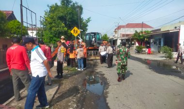 Sinergitas-Polisi-Bersama-TNI-dan-Warga-Bersihkan-Parit-Limbah-Pabrik-di-Ngawi