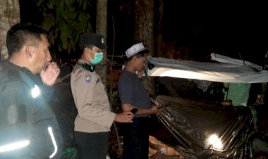 Gercep,-Polisi-Evakuasi-Seorang-Kakek-yang-Tinggal-di-Tengah-Hutan-Pinus-Bondowoso