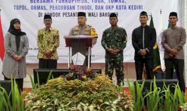 Kompak,-Kapolres-Kediri-Kota-Bersama-Toga-Tomas-Tandatangai-Deklarasi-Pemilu-Damai