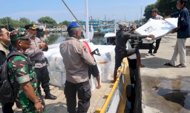 Gunakan-Kapal-Patroli,-Probolinggo-Kota-Kawal-Distribusi-Logistik-Pemilu-2024-ke-Pulau-Gili-Ketapang