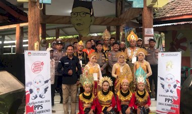 Pakai-Kostum-Unik-Untuk-Menarik-Minat-Pemilih,-TPS-Desa-Sumbersono-Kenakan-Kostum-Kerajaan-Mojopahit