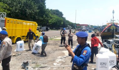 Pasca-Hitung-Suara,-TNI-Polri-Kawal-Ketat-Kotak-Suara-Pemilu-di-Perairan-Probolinggo