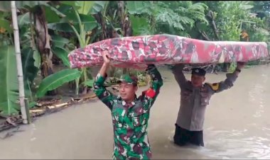 Tanggap-Bencana,-Polres-Ngawi-Bersama-TNI-Sigap-Bantu-Warga-Terdampak-Banjir