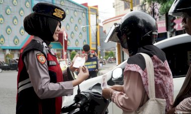 Beri-Helm-Gratis-Pengendara-di-Operasi-Keselamatan-Semeru-2024,-Polres-Ponorogo-Ajak-Warga-Tertib-Lalin
