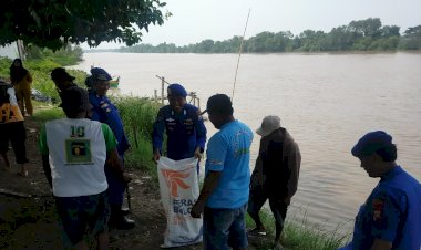 Polisi-Sidoarjo-bersama-Warga-Pesisir-Bersihkan-Sampah