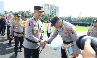 Pimpin-upacara-Hari-Kesadaran-Nasional-Kapolda-Jatim-Beri-Penghargaan-35-Anggota-Berprestasi