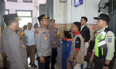 Kapolresta-Sidoarjo-Cek-Arus-Balik-Penumpang-Kereta-Api