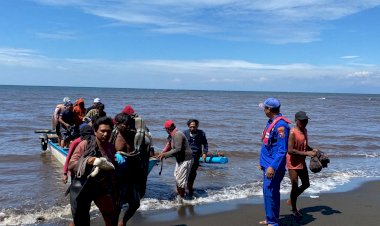 Satpolairud-Polresta-Banyuwangi-Berhasil-Selamatkan-Dua-Nelayan-Pasuruan-di-Perairan-Bimorejo