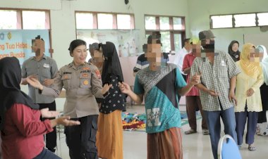 Polwan-Polres-Mojokerto-Hibur-ODGJ-dengan-Joget-Poco-Poco