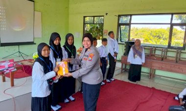 Polwan-Polres-Madiun-Isi-MPLS-Ajak-Pelajar-Stop-Bullying-dan-Bijak-Bermedsos