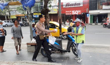 Polresta-Sidoarjo-Tumbuhkan-Rasa-Peduli-di-Tengah-Patroli