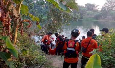 Polisi-Bersama-Tim-SAR-Berhasil-Temukan-Korban-yang-Menceburkan-Diri-di-Sungai-Brantas