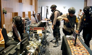 Polisi-Amankan-Debat-Kedua-Pilkada-Sidoarjo