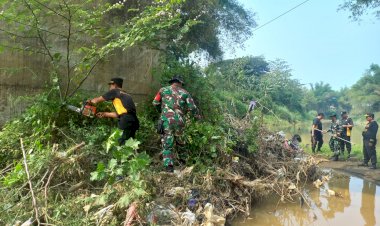 Kompak,-Polres-Ponorogo-Bersama-TNI-dan-Warga-Bersihkan-Sungai-Cegah-Banjir
