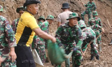 Polres-Madiun-Bersama-TNI-Gelar-Kerja-Bakti-Perbaiki-Jalan-Rusak-Akibat-Tanah-Longsor