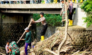 Pasca-Banjir,-Polres-Ponorogo-Bersama-TNI-dan-Warga-Bersihkan-Sungai-di-Jembatan-Tempuran