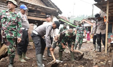 Polres-Bondowoso-bersama-Forkopimda-Gelar-Baksos-Salurkan-Bantuan-Pasca-Banjir-Bandang
