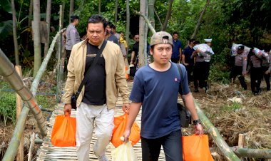 Peringati-HPN-2025,-Wartawan-Bersama-Polres-Probolinggo-Beri-Bantuan-Warga-yang-Terisolir-Akibat-Banjir