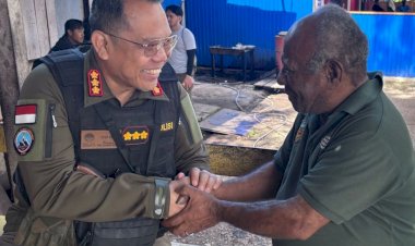 Perkuat-Sinergi,-Kasatgas-Humas-Ops-Damai-Cartenz-Silaturahmi-dengan-Ketua-Dewan-Adat-Pegunungan-Bintang