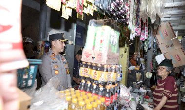 Kapolres-Lamongan-Bersama-Dinas-Perdagangan-Sidak-Pasar-Sidoharjo,-Pastikan-Harga-dan-Stok-Bahan-Pokok-Stabil-Jelang-Idul-Fitri