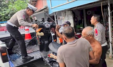 Bantu-Pemudik,-Polisi-Angkut-Motor-Mogok-di-Jalan-Raya-Probolinggo