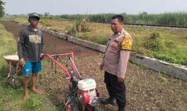 Bhabinkamtibmas-Desa-Jiken-Polsek-Tulangan-Tinjau-Lahan-P2B-Dukung-Program-Ketahanan-Pangan-Asta-Cita-Presiden-Prabowo