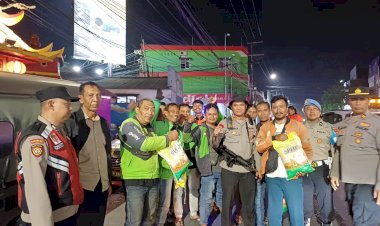 Polsek-Krian-Gelar-Patroli-Malam-dan-Berbagi-Beras-untuk-Ojol