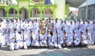 Kanit-PPA-Polresta-Sidoarjo-Ajak-Pelajar-SMPN-1-Wonoayu-Jauhi-Kenakalan-Remaja