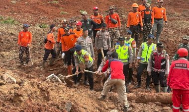 Polri-Kerahkan-155-Personel,-4-Anjing-Pelacak,-dan-Perkuat-Operasi-SAR-Longsor-Cibeunying-21-Warga-Tertimbun