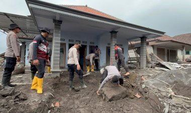 Polisi-Bersihkan-Rumah-Warga-Terdampak-Erupsi-Gunung-Semeru-di-Lumajang