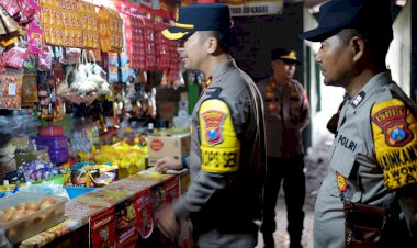 Kapolsek-Taman-Blusukan-ke-Pasar-Sepanjang,-Pantau-Harga-Sembako-Jelang-Nataru