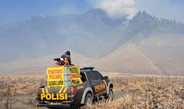 Polres-Probolinggo-Terjunkan-Personel-dan-Armada-Modifikasi-untuk-Padamkan-Karhutla-di-Blok-Pengol-Bromo