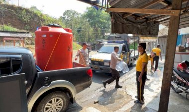 Polres-Trenggalek-Distribusikan-Air-Bersih-ke-Pelosok-Desa-Melalui-Patroli-Gentong-dan-Kendil