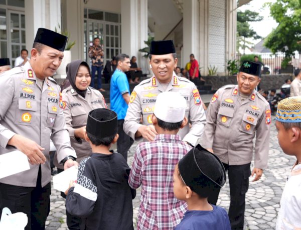 Jumat Berkah Polresta Sidoarjo, Bagikan 3.000 Nasi Kotak untuk Masyarakat