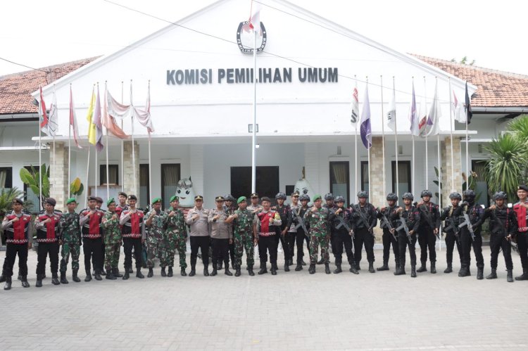 Personel Gabungan Polres Sampang dan TNI Gelar KRYD Jaga Kondusifitas Tahapan Pilkada 2024