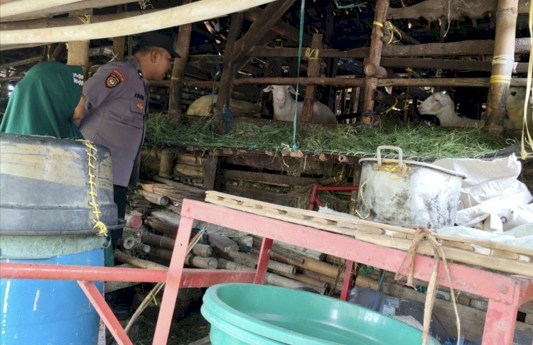 Bhabinkamtibmas Desa Kedungpeluk Motivasi Peternak Kambing untuk Ketahanan Pangan