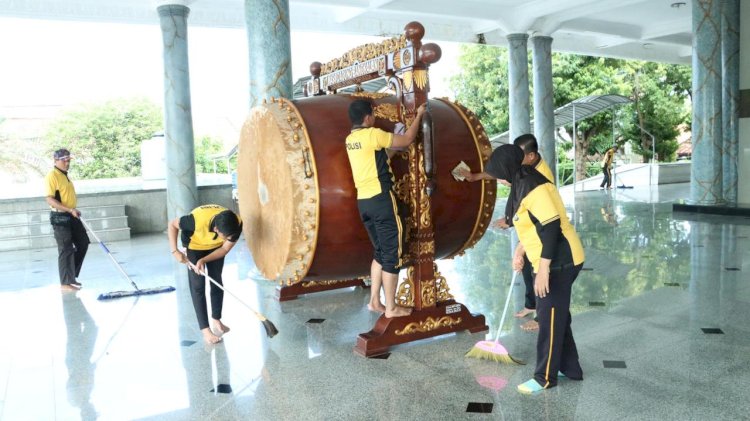 Bersihkan Masjid Agung, Puluhan Personel Polres Bangkalan Gelar Bakti Religi Sambut Hari Bhayangkara ke - 79