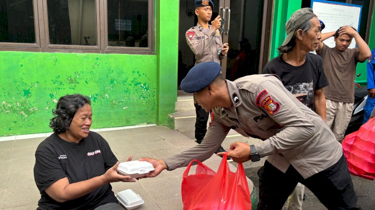 Brimob Gelar Dapur Lapangan di Kampung Melayu, Bantu Warga Terdampak Banjir