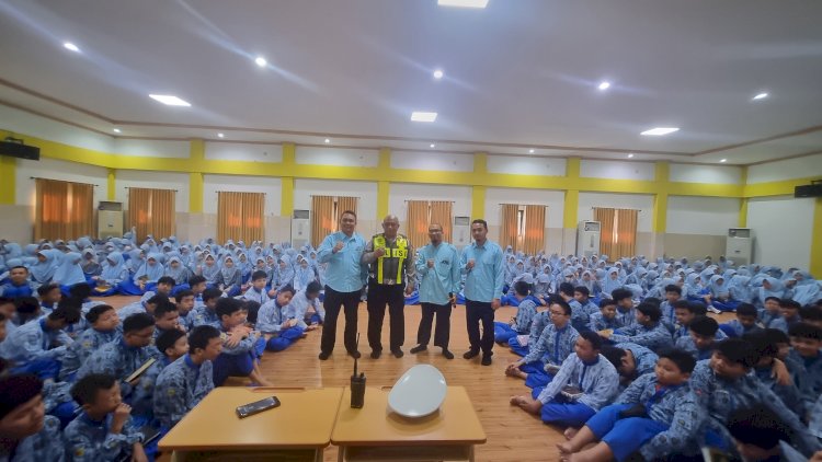 Kanit Lantas Polsek Taman Edukasi Tertib Lalu Lintas dan Anti-Bullying ke Siswa Baru SMP Muhammadiyah 2