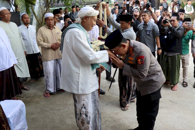 Silaturahmi ke Ponpes Al-Hamidy Banyuanyar, Kapolri: Tanpa Dukungan Ulama Pekerjaan Kami Sangat Berat