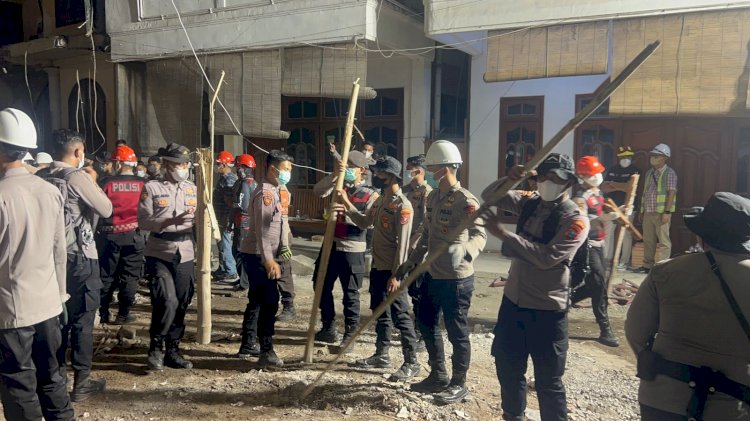 Ratusan Personel Polresta Sidoarjo Berjibaku Bersihkan Puing Bangunan Ponpes Al Khoziny