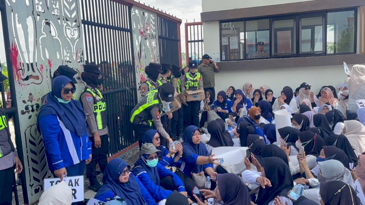 Aksi Humanis: Polwan Bojonegoro Berbagi Air Mineral kepada Massa Unjuk Rasa